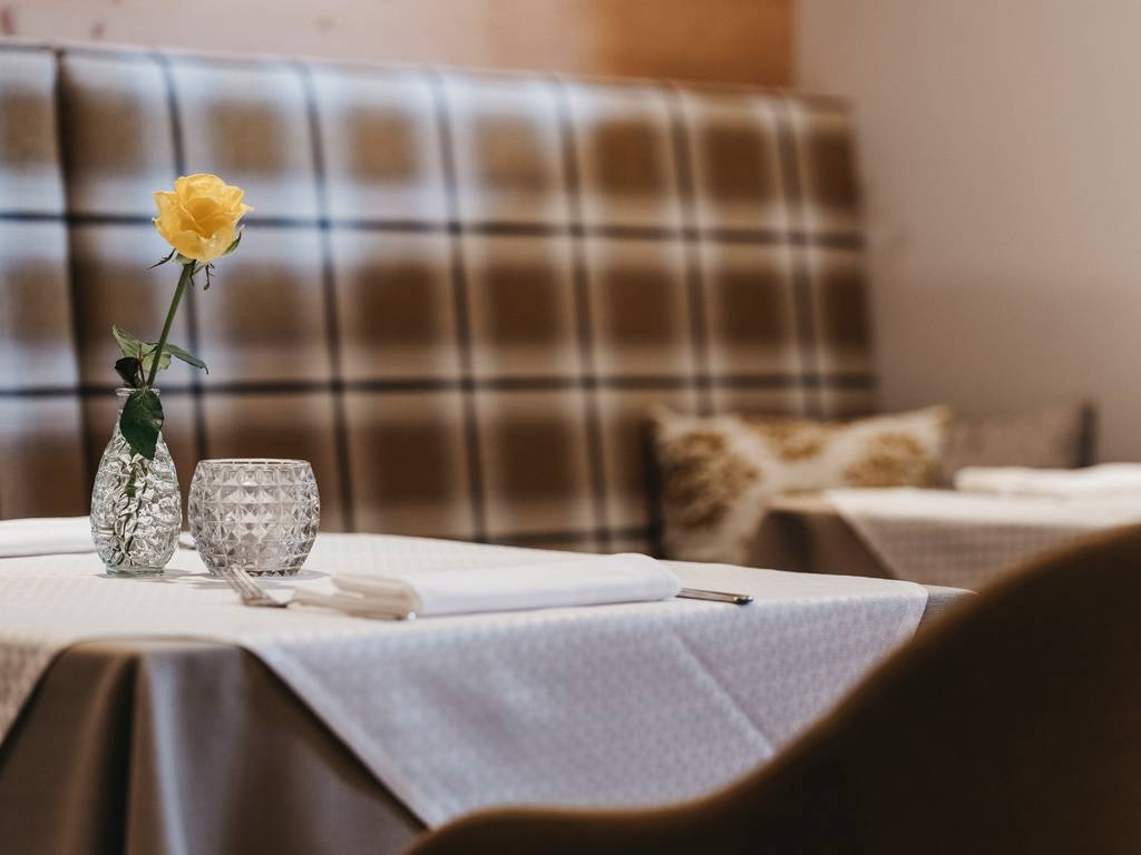 Tisch im Stüberl im Wirtshaus Molzbachhof. Tisch im Stüberl im Wirtshaus Molzbachhof.